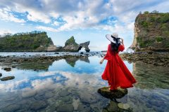 woman-standing-rock-atuh-beach-nusa-penida-island-bali-indonesia-scaled