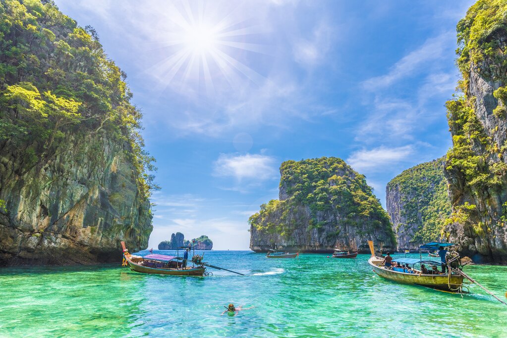 Thailand golden temple tropical scenery